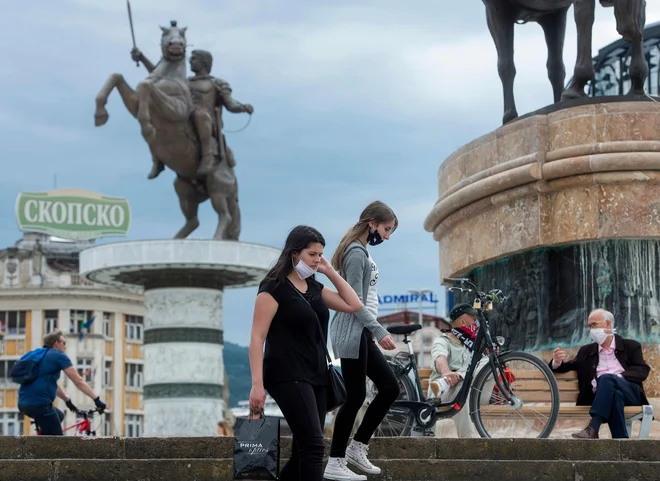 V Severni Makedoniji je virus na novem pohodu, najbolj v Skopju. FOTO: Robert Atanasovski/AFP