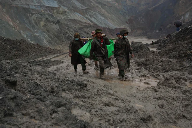 V reševanju sodeluje tudi burmanska vojska. FOTO: Zaw Moe Htet/AFP