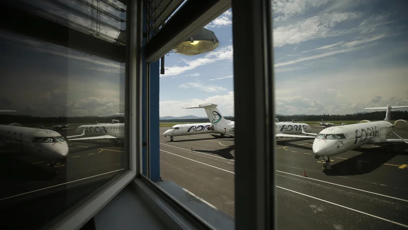 Fotografija: Sporno prodajo blagovne znamke, sklepanje svetovalnih pogodb in druge sume nepravilnosti nekdanjega poslovodstva Adrie Airways preiskujejo tudi kriminalisti ter vodijo predkazenski postopek zoper dva tujca. FOTO: Jure Eržen/Delo