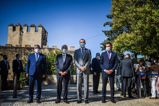 Predsednik španske vlade Pedro Sanchez, španski kralj Felipe VI, portugalski predsednik Marcelo Rebelo de Sousa in predsednik portugalske vlade so včeraj odprli mejo med državama. FOTO: Patricia De Melo Moreira/AFP