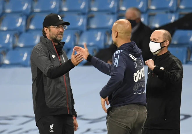 Trenerja Jürgen Klopp in Pep Guardiola sta se prisrčno pozdravila kljub neenakovrednem končnem izidu derbija 4:0. FOTO: Peter Powell/Reuters