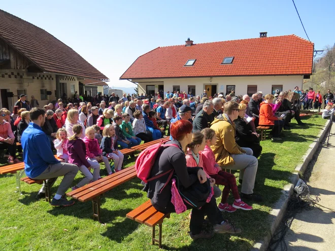 Velika množica ljudi se je danes zbrala pred Vegovo rojstno hišo v Zagorici. FOTO: Bojan Rajšek/Delo