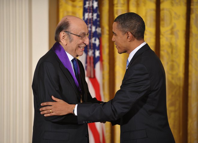 Milton Glaser je leta 2009 postal prvi grafični oblikovalec v zgodovini, ki ga je ameriški predsednik odlikoval z nacionalno medaljo za umetnost. Na fotografiji s predsednikom Barackom Obamo. Foto Mandel Ngan/AFP