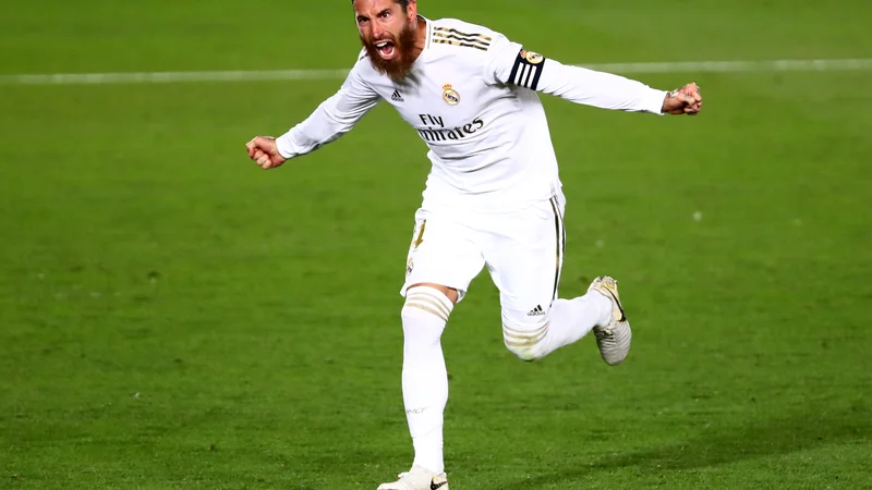 Fotografija: Kapetan Real Madrida Sergio Ramos je z bele točke odločil zmagovalca mestnega dvoboja proti neugodnemu in kakovstnemu Getafeju. FOTO: Sergio Perez/Reuters