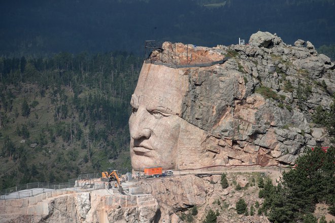 Orjaški spomenik indijanskega poglavarja še do danes ni končan. FOTO: Scott Olson/AFP