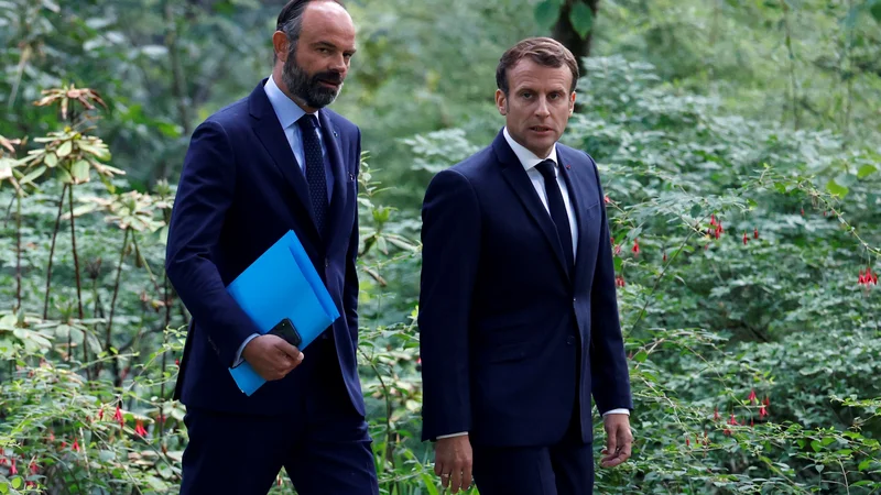 Fotografija: Francoski predsednik Emmanuel Macron in premier v odstopu Edouard Philippe. FOTO: Christian Hartmann/Reuters