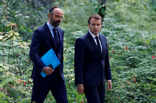 Francoski predsednik Emmanuel Macron in premier v odstopu Edouard Philippe. FOTO: Christian Hartmann/Reuters