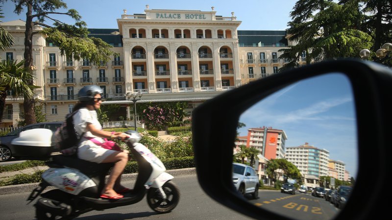 Fotografija: O tem, kako »vroč« je posamezen turistični kraj, največ povedo cene in zasedenost hotelov v njem. FOTO: Jure Eržen/Delo