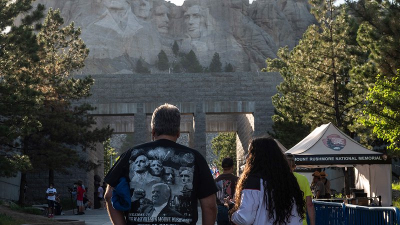 Fotografija: Obiskovalci nacionalnega spomenika Mount Rushmore v Keystonu v Južni Dakoti Foto Andrew Caballero-Reynolds/AFP