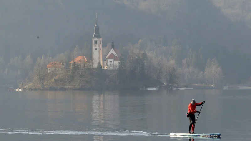 Fotografija: Pri nakupi supa velja upoštevati nekaj osnovnih pravil. Če ste težji, boste za stabilno vožnjo potrebovali večji volumen in širino deske. FOTO: Mavric Pivk