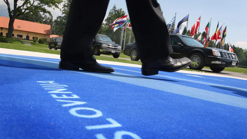 Fotografija: Ko je Slovenija predsedovala evropskemu svetu prvič, smo slišali pohvale. A vljudnostne čestitke so diplomatski bonton.
Foto: Jure Eržen/Delo