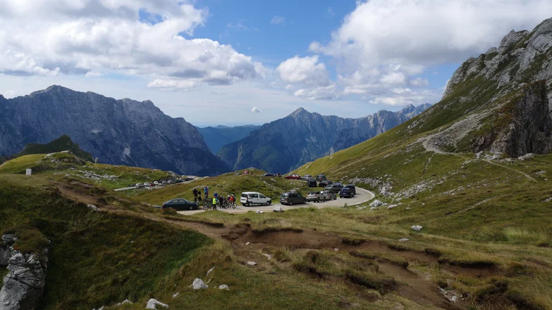 Fotografija: Razlog za uvedbo spremenjenega prometnega režima je predvsem v zagotavljanju prometne varnosti in manjšem obremenjevanju Mangartskega sedla. FOTO: Dejan Javornik/Delo