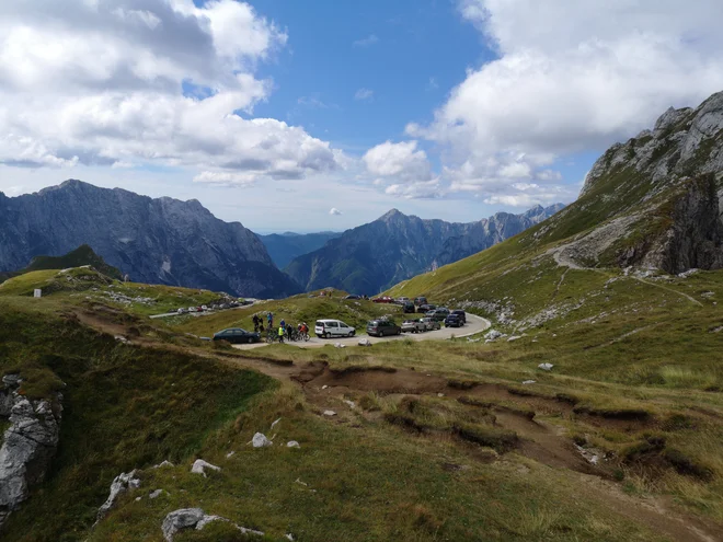Razlog za uvedbo spremenjenega prometnega režima je predvsem v zagotavljanju prometne varnosti in manjšem obremenjevanju Mangartskega sedla. FOTO: Dejan Javornik/Delo