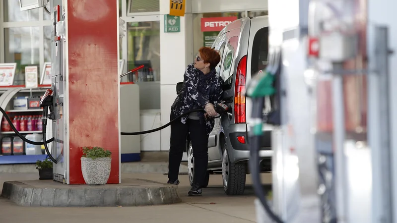 Fotografija: Kljub presežni ponudbi in slabo delujočemu Opecovemu dogovoru o kvotah se je cena nafte brent od zloma v drugi polovici aprila že več kot podvojila. FOTO: Mavric Pivk/Delo