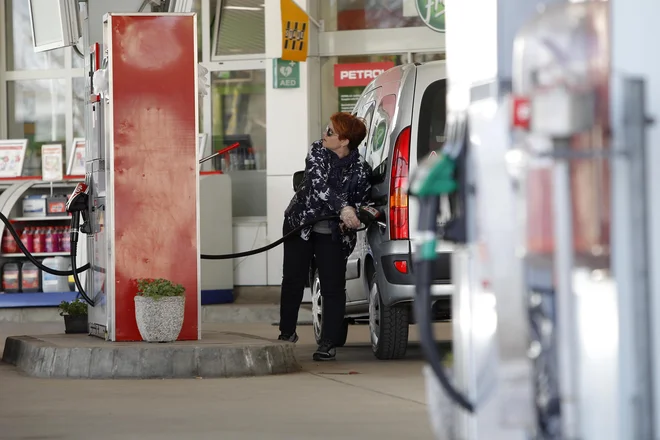 Kljub presežni ponudbi in slabo delujočemu Opecovemu dogovoru o kvotah se je cena nafte brent od zloma v drugi polovici aprila že več kot podvojila. FOTO: Mavric Pivk/Delo