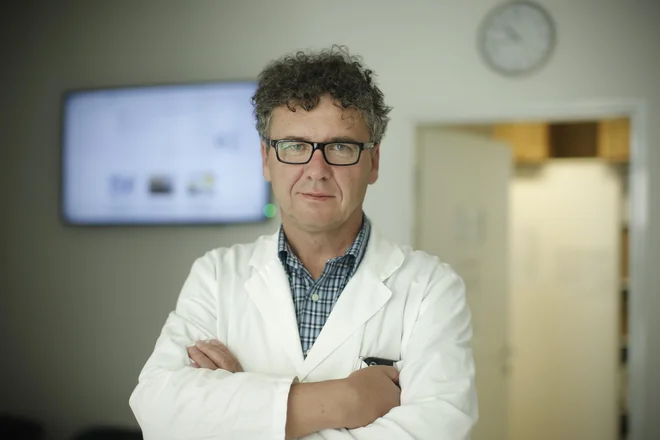 Predstojnik inštituta za imunologijo je povedal, da je bilo tudi pri testiranju prisotnosti virusa v brisu nosno-žrelne sluznice v Sloveniji nekaj lažnih pozitivnih testov.&nbsp;FOTO: Jure Eržen/Delo