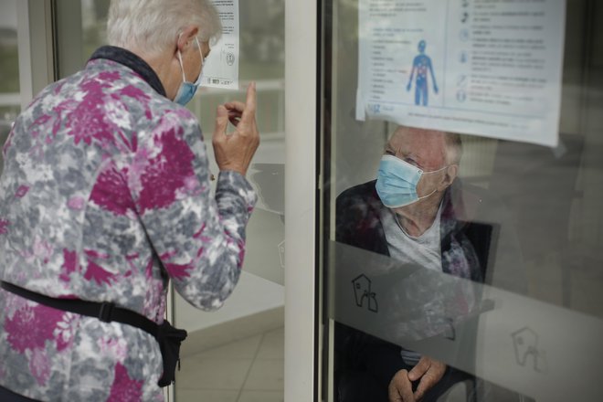 V Sloveniji so v petek na okužbo z novim koronavirusom testirali 1456 oseb in potrdili 30 pozitivnih primerov.  FOTO: Jure Eržen/Delo