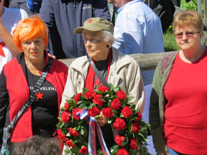 Valerija Skrinjar Tvrz, živa priča medvojnih dogodkov, je položila venec pred spomenik padlim tovarišicam in tovarišem na Menini planini. FOTO: Bojan Rajšek/Delo