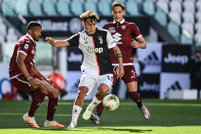 V torinskem mestnem derbiju je Paulo Dybala zadel prvi, na odmor pa je šel Juventus s prednostjo z 2:1. FOTO: Marco Bertorello/AFP