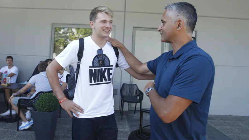 Fotografija: Luka Dončić in Igor Kokoškov se nekaj časa v NBA ne bosta več srečevala, nekdanji slovenski selektor je odšel v Istanbul, kjer bo vodil Fenerbahče. FOTO: Leon Vidic/Delo