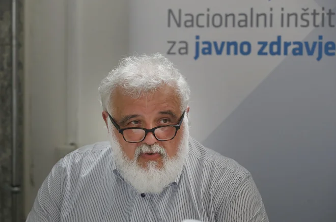 Dr. Milan Krek zatrjuje, da trenutno zdravstvene in epidemiološke strukture obvladujejo situacijo, zato ni potrebe po razglasitvi epidemije. FOTO: Blaž Samec Samec/Delo