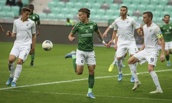 Edini svetel trenutek Velenjčanov (v belih dresih) v tej sezoni je bila senzacionalna pokalna zmaga v Stožicah. FOTO: Jože Suhadolnik/Delo