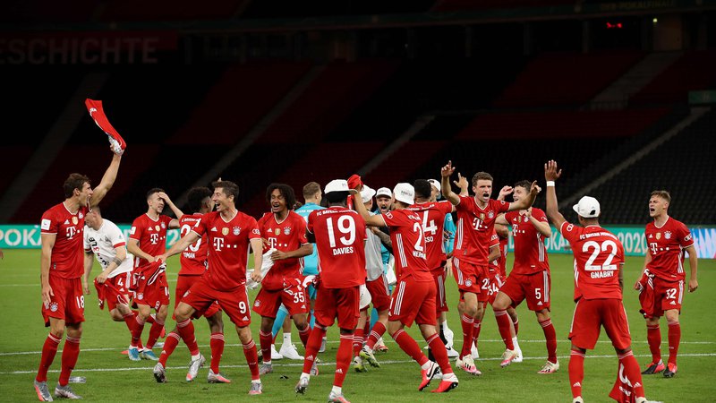 Fotografija: Bayern je v Nemčiji zanesljivo osvojil še pokalno lovoriko in sezono dopolnil s trinajsto dvojno krono. FOTO: Alexander Hassenstein/AFP