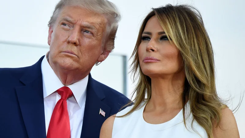 Fotografija: Ameriški predsenik Donald Trump in prva dama Melania Trump med opazovanjem preleta vojaških letal. FOTO: Saul Loeb/Afp