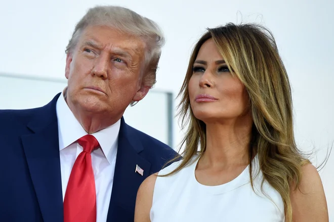 Ameriški predsenik Donald Trump in prva dama Melania Trump med opazovanjem preleta vojaških letal. FOTO:&nbsp;Saul Loeb/Afp