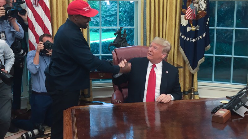 Fotografija: Raper Kanye West je že bil v ovalni pisarni, sicer le kot gost pri predsedniku države Donaldu Trumpu. FOTO: Sebastian Smith/AFP
