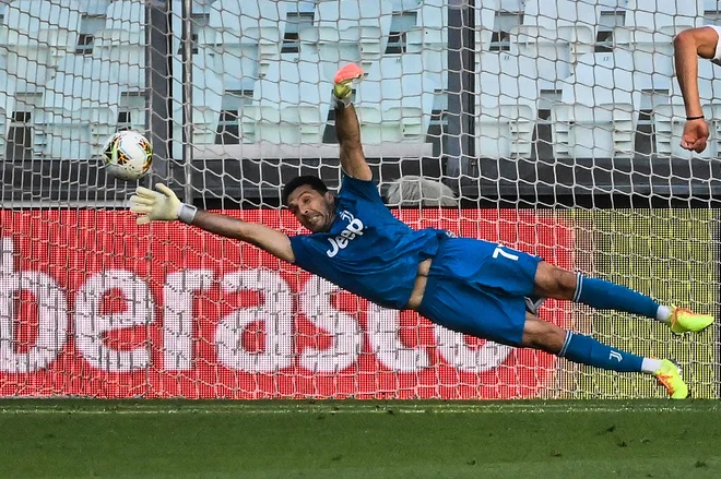 Gianluigi Buffon je pri 42 letih in v mestnem derbiju postal igralec z največ tekmami v zgodovini serie A. FOTO: Marco Bertorello/AFP