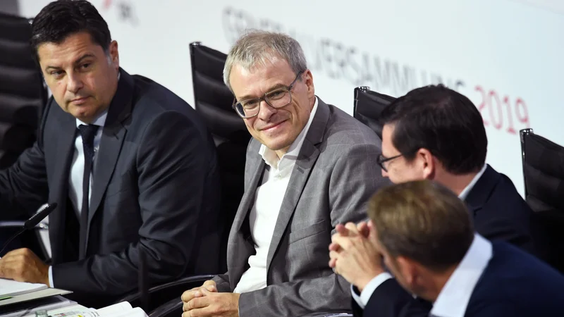 Fotografija: Združenje nemške nogometne lige (DFL) in njegov predsednik Christian Seifert (levo) se že pripravlja na vrnitev gledalcev na nogometne tekme v sezoni 2020/21. FOTO: Annegret Hilse/Reuters