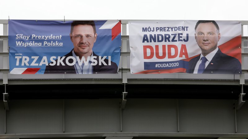 Fotografija: V drugem krogu se bosta spopadla župan Varšave Rafał Trzaskowski in sedanji predsednik Andrzej Duda. Foto: Kacper Pempel/Reuters