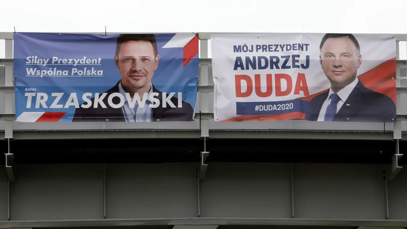Fotografija: V drugem krogu se bosta spopadla župan Varšave Rafał Trzaskowski in sedanji predsednik Andrzej Duda. Foto: Kacper Pempel/Reuters