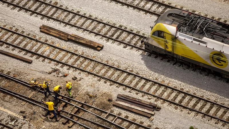 Fotografija: Nujno je treba investirati v boljšo infrastrukturo, meni nekdanja komisarka Violeta Bulc in dodaja, da bi bil zdaj paradoks na kvadrat, če bi Slovenija načrtovala več cest, saj lahko za železniške projekte dobi tudi do 80-odstotno sofinanciranje. FOTO: Voranc Vogel/Delo