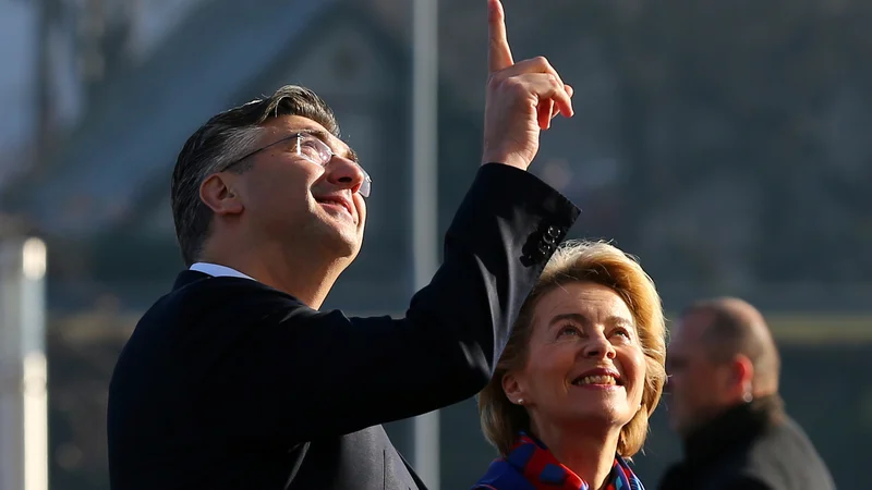 Fotografija: Ursula von der Leyen z Andrejem Plenkovićem v Zagrebu. V videospotu HDZ kot prva v skupini politikov iz vrst Evropske ljudske stranke (EPP) izreče volilni slogan Varna Hrvaška. FOTO: Antonio Bronic/Reuters