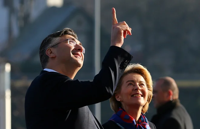 Ursula von der Leyen z&nbsp;Andrejem Plenkovićem v Zagrebu. V videospotu HDZ kot prva v skupini politikov iz vrst Evropske ljudske stranke (EPP) izreče volilni slogan Varna Hrvaška. FOTO: Antonio Bronic/Reuters