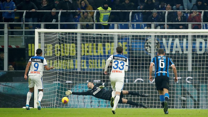 Fotografija: Vratar Samir Handanović je nepričakovano prejel dva gola, Inter pa je podpisal vdajo Bologni. FOTO: Alessandro Garofalo/Reuters