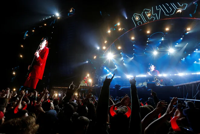 Ko gre za pekel, je avstralska skupina AC/DC leta 1979 dala zelo kratek in jasen odgovor. Tja se gre po avtocesti. <em>Highway to Hell</em>. FOTO: Marcelo Del Pozo/Reuters