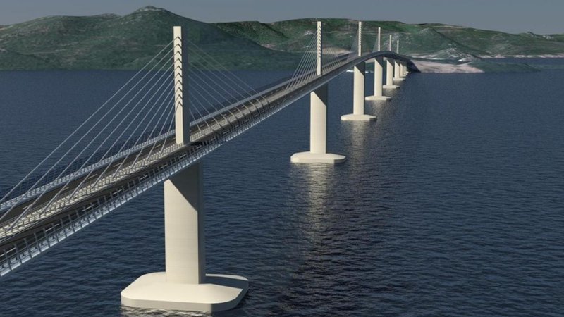 Fotografija: Gradbišče mostu na Pelješac – 526 milijonov evrov vreden projekt desetletja, gradijo kitajski izvajalci, 75 odstotkov denarja pa prihaja iz evropskega proračuna – je en od simbolov kitajskega vpliva na Balkanu. Foto Pipenbaher consulting