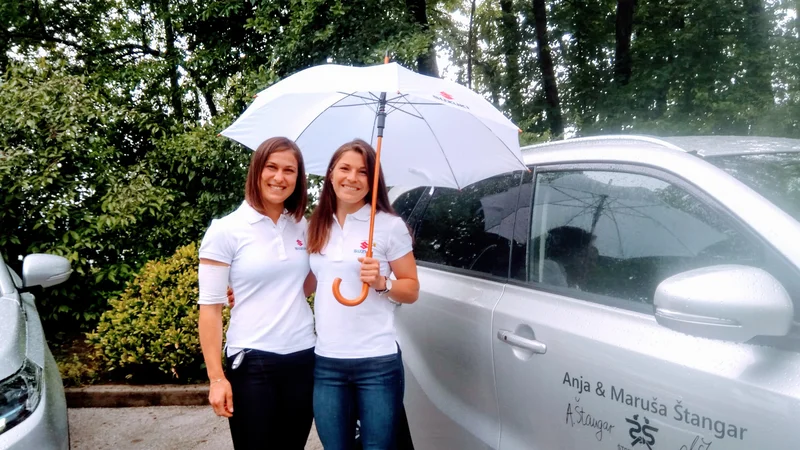Neustrašni sestri Anja in Maruša Štangar nista skrivali navdušenja, potem ko sta v enoletno uporabo prejeli avtomobil suzuki vitara. FOTO: Miha Šimnovec