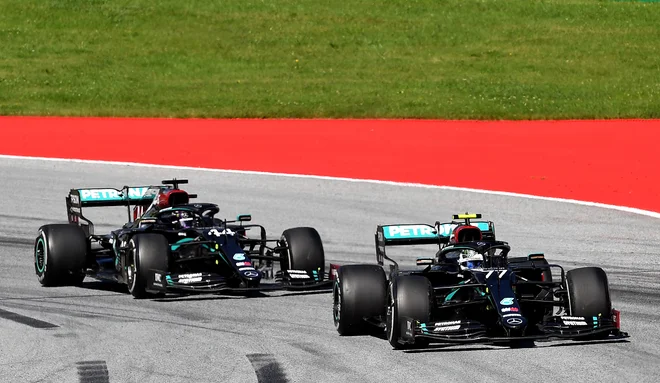 Lewis Hamilton je dolgo dihal za ovratnik svojemu finskemu moštvenemu sotekmovalcu. FOTO: Joe Klamar/Reuters