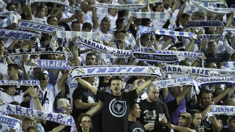Fotografija: Navijači Rijeke so se veselili velike zmage proti hrvaškemu prvaku Dinamu. FOTO: Jože Suhadolnik/Delo