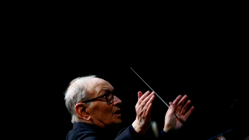 Fotografija: Ennio Morricone je, kljub visoki starosti, še lani dirigiral koncerte po svetu, na fotografiji v Berlinu. FOTO: Fabrizio Bensch/Reuters