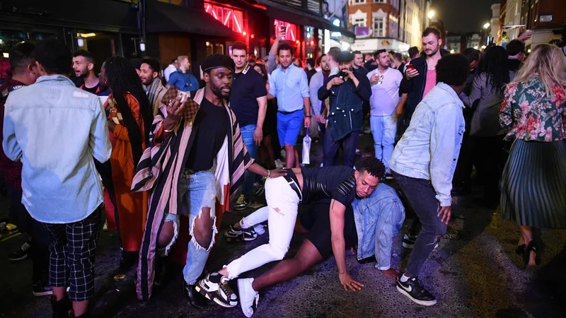 Fotografija: V Londonu so po daljšem času lokali odprli vrata, ljudje pa so se obnašali, kot da nevarnosti virusa ni več. Pubi in restavracije so bili večinoma polni, saj so si ljudje po več tednih zaželeli druženja. Socialna distanca oziroma dovolj velika razdalja med ljudmi, ki je ključna za preprečevanje širjenja novega koronavirusa, je pri pijanih ljudeh nemogoča, pravi angleška policija. FOTO: Justin Tallis/AFP