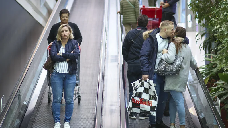 Fotografija: Maja se je med evropske in slovenske potrošnike vrnil optimizem. FOTO: Jože Suhadolnik/Delo