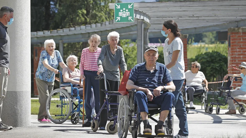 Fotografija: Nekateri domovi so že zdaj omogočali obiske večinoma na prostem. FOTO: Leon Vidic/Delo