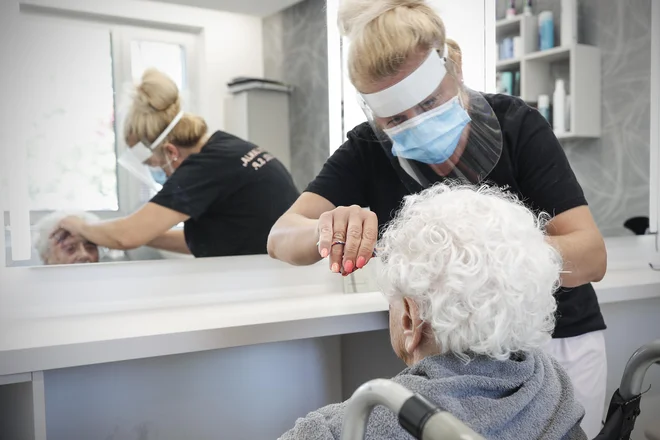 V preiskovalni komisiji&nbsp;želijo ugotavljati zlasti finančno (ne)učinkovitost ukrepov v zvezi z epidemijo, pravno podlago za imenovanje svetovalnih skupin in sorazmernost ukrepov. FOTO: Uroš Hočevar