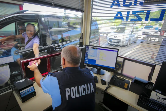 Predstavniki ministrstva za zdravje so danes na mejnih prehodih s Hrvaško in Madžarsko ter na brniškem letališču izdali vsaj 277 karantenskih odločb, od tega največ na Obrežju, najmanj pa na Jelšanah. Z vročanjem karantenskih odločb na mejnih prehodih so pristojni začeli v soboto in jih v samo dveh dneh po podatkih vlade izdali 1260. Karantenske odločbe na mejnih prihodih vročajo zaposleni na ministrstvu za zdravje, ki so zato pooblaščeni in imajo opravljen izpit iz zakona o upravnem postopku. FOTO: Jože Suhadolnik/Delo