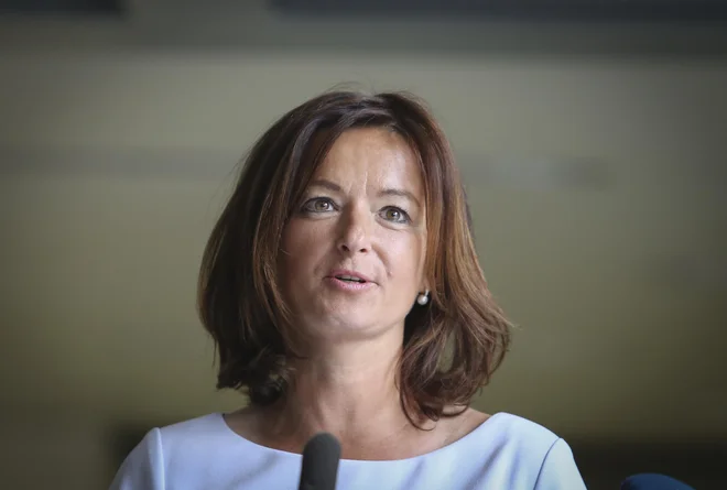 Tanja Fajon:&nbsp;&raquo;Vlada grozi z uvedbo obvezne mobilne aplikacije ali na drugi strani z drastičnim ustavljanjem javnega življenja. Zdi se mi, da je vmes veliko možnih drugih korakov.&laquo; FOTO: Jože Suhadolnik